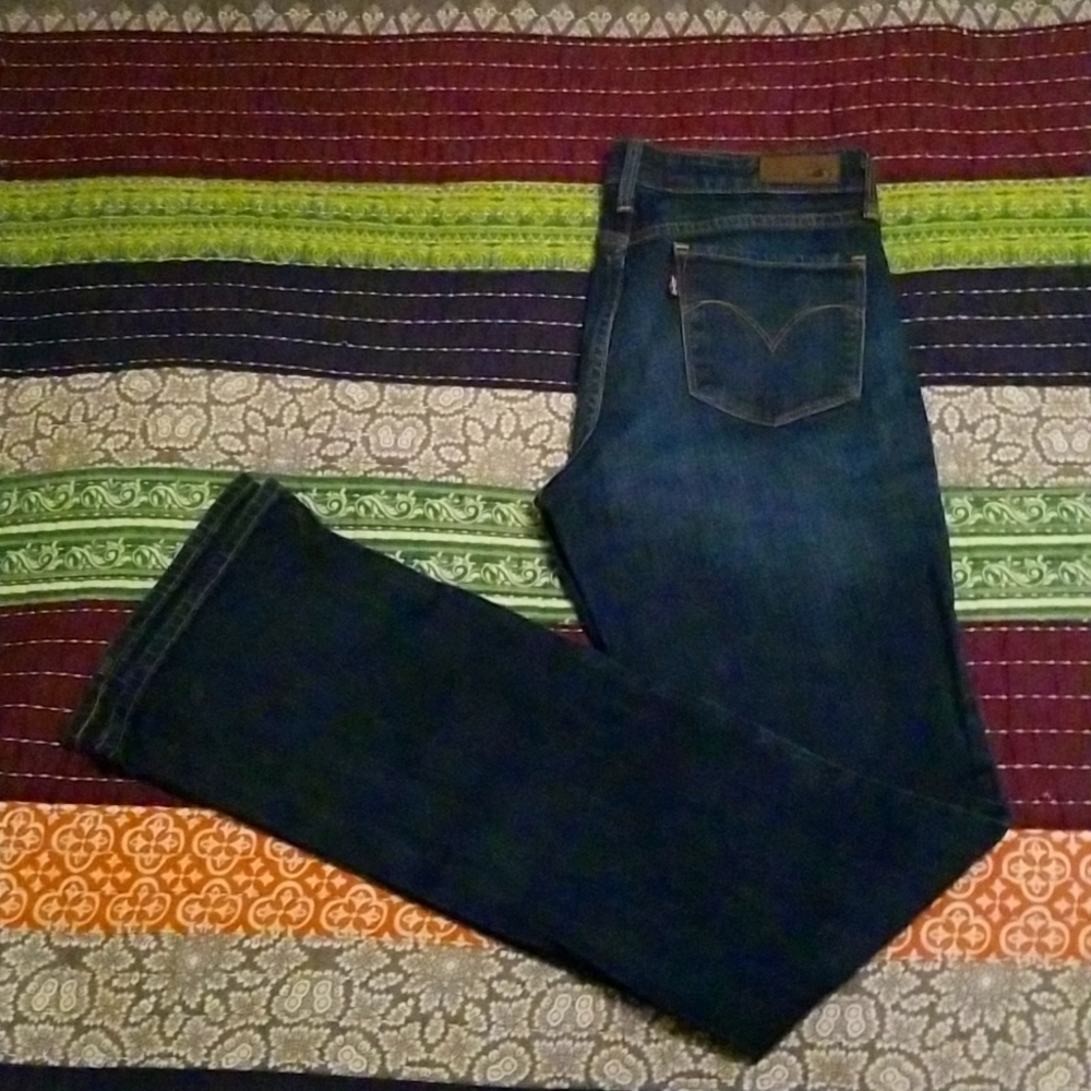 Levi's demi curve mid rise flare jean's size 6